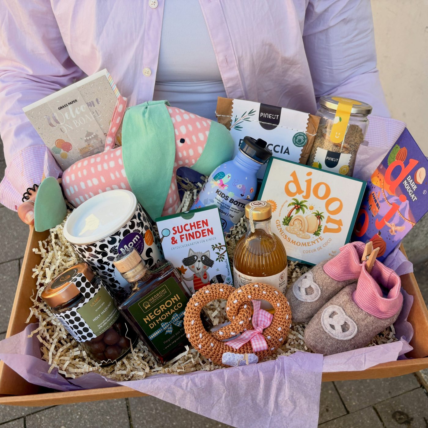 Eine große Geschenkbox mit Feinkost, Seife und einer Brezn aus Stoff
