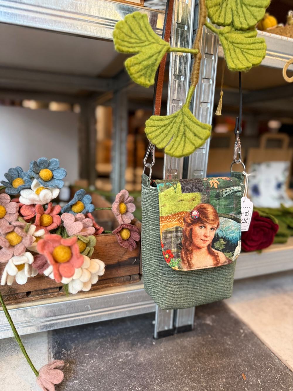 Kleine Tasche neben Filzblumen