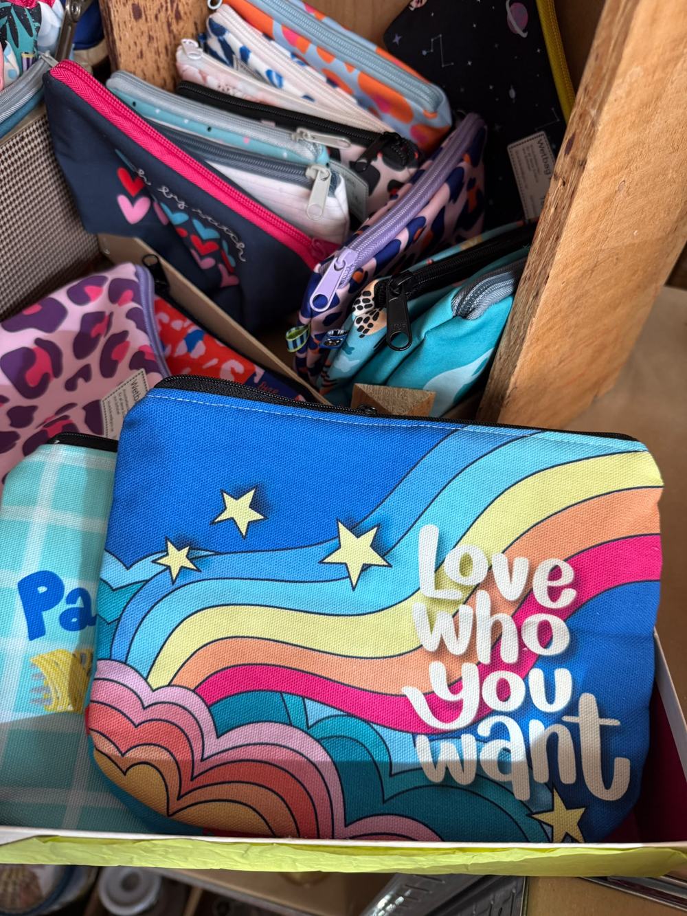 Bunte Mäppchen, eines mit Love who you want